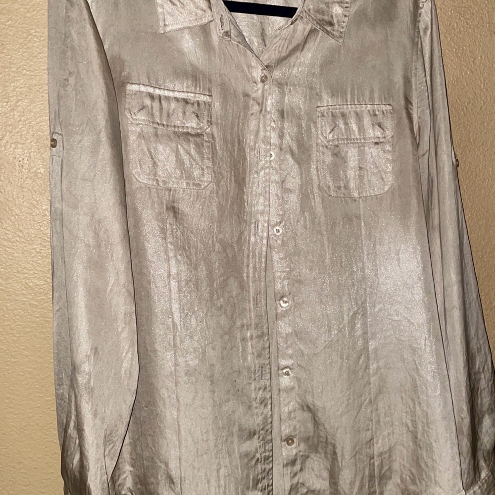 Beautiful blouse roll up sleeves with pockets in the on the front